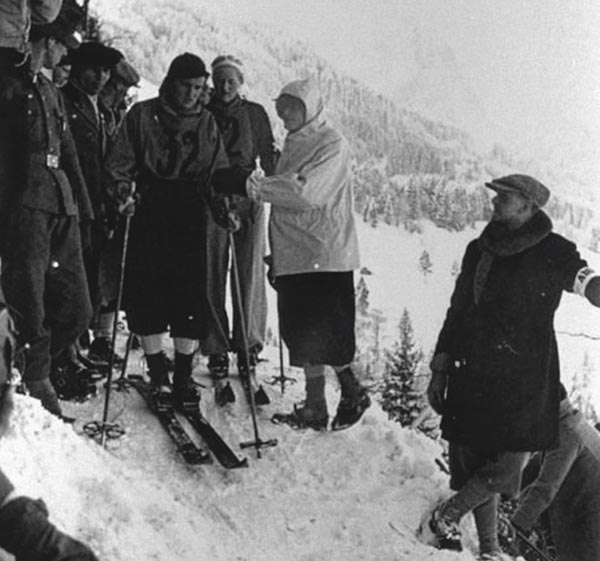 滑雪从1936年起头成为冬奥会正式比赛名目