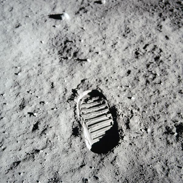 人类初次登月之旅在月球外表上留下的萍踪