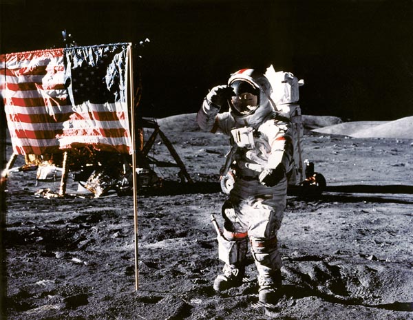 在月球上，尤金·塞尔南（Eugene Cernan）站在美国国旗的中间
