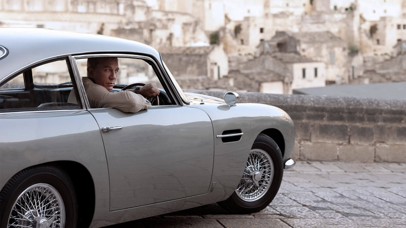 驾驶中的007