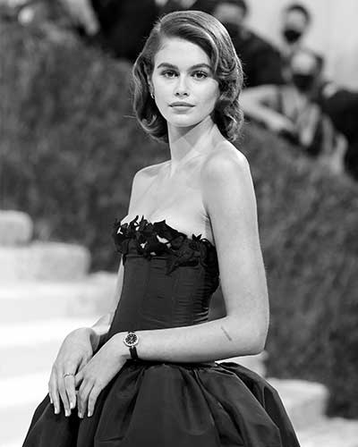 与凯亚·格伯 （Kaia Gerber） 一路前去大城市艺术博物馆